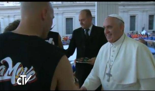 La Magia Di Papa Francesco Con La Palla Da Basket Freestyle Sul