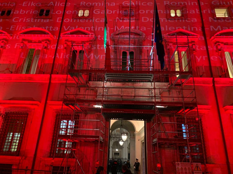 P.Chigi si illumina di rosso: sulla facciata i nomi delle donne vittime di femminicidio
