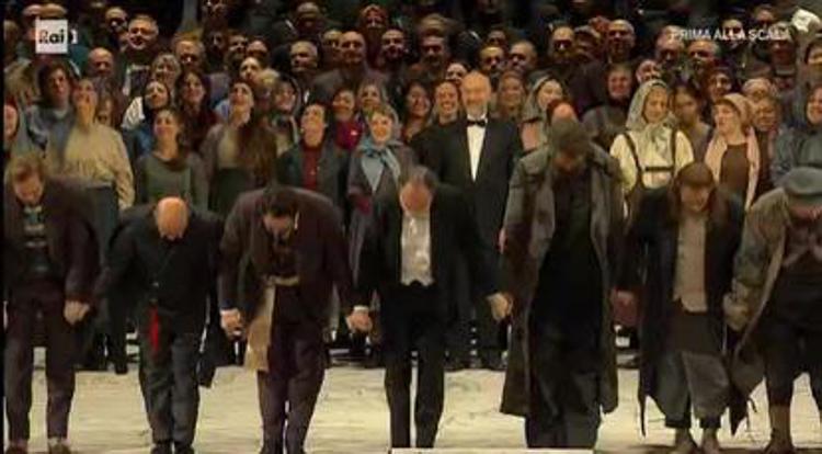 Prima alla Scala 2022, Boris Godunov trionfa con 13 minuti di applausi