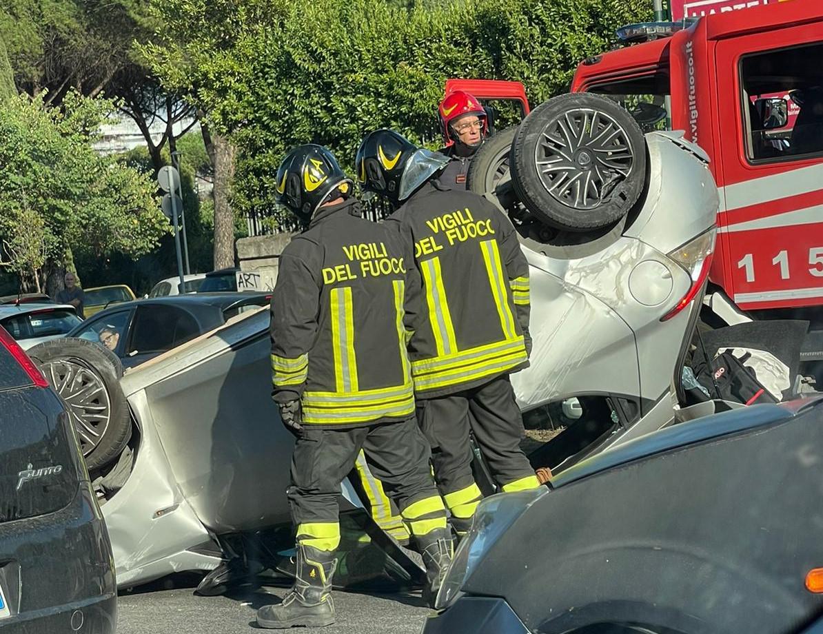 Incidente Roma Oggi Auto Si Ribalta Su Via Cristoforo Colombo Le News