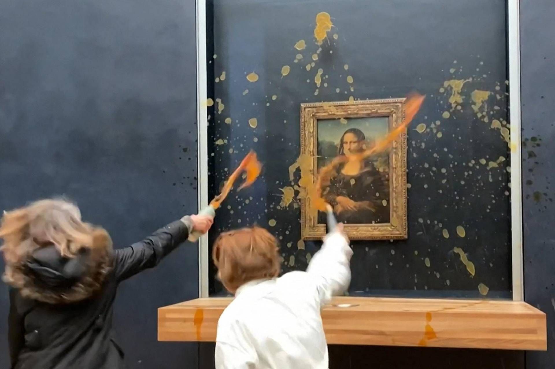 La Gioconda Imbrattata Al Louvre Attivisti Lanciano Zuppa Contro Il Vetro