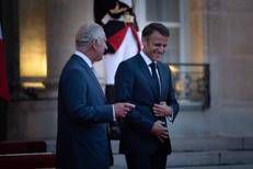 Carlo III ed Emmanuel Macron in un precedente incontro (Fotogramma/Ipa)