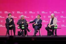 Da sinistra il CEO di Mistral AI Arthur Mensch, il fondatore e CEO di NVIDIA Jensen Huang, il Presidente francese Emmanuel Macron e Maurice Lévy del gruppo Publicis.