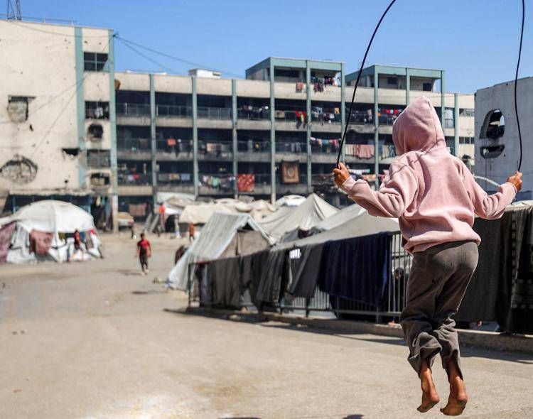 Bambina gioca a Khan Yunis nella Striscia di Gaza (Afp)