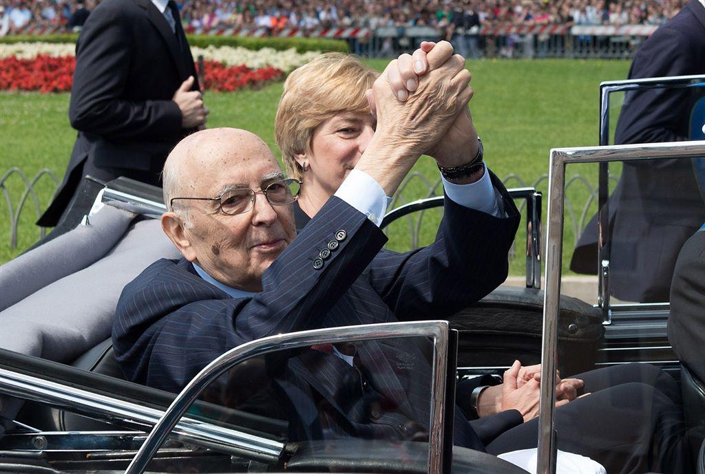 Napolitano, con a fianco il ministro della Difesa Pinotti, risponde al saluto dei cittadini (foto Quirinale)