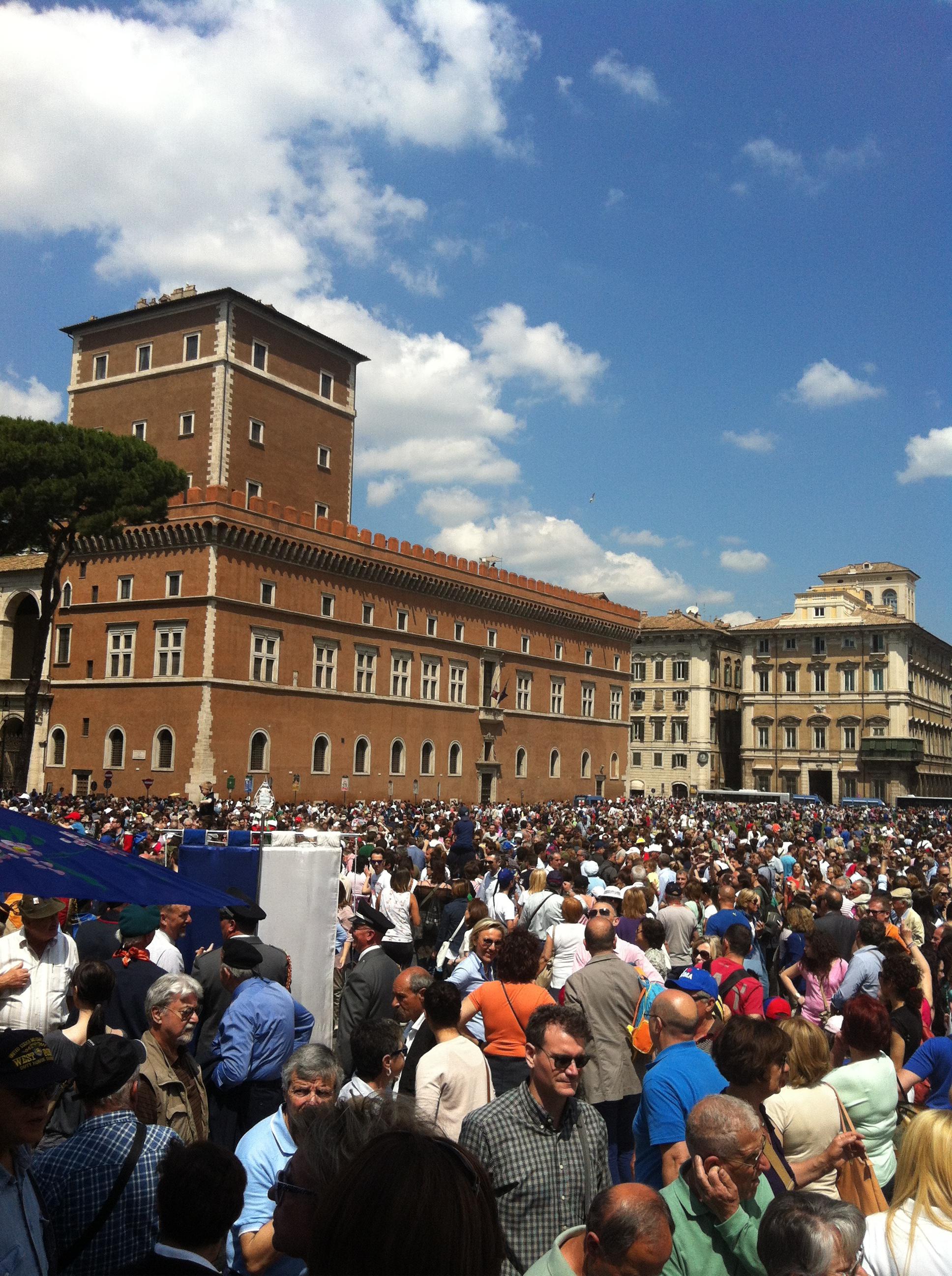 Piazza Venezia gremita in occasione della festa della Repubblica (Foto Adnkronos)