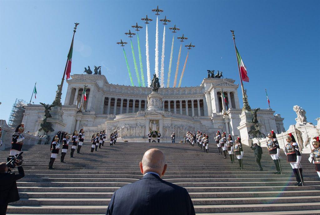 Napolitano, ai piedi del Milite ignoto, guarda le Frecce tricolore sfilare in cielo (Foto Quirinale)