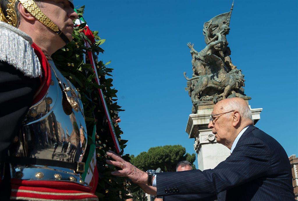 Il presidente Napolitano depone la corona di alloro all’altare della Patria (Foto Quirinale)