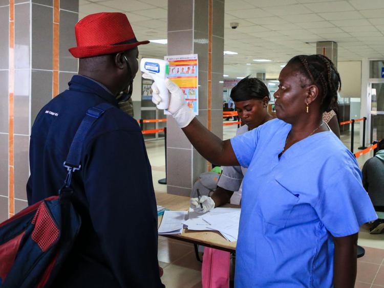 Ebola, dalle strette di mano ai viaggi in aereo ecco il vademecum per difendersi