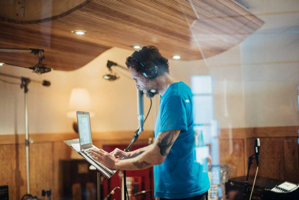 Jovanotti in studio (foto dal profilo facebook dell'artista)