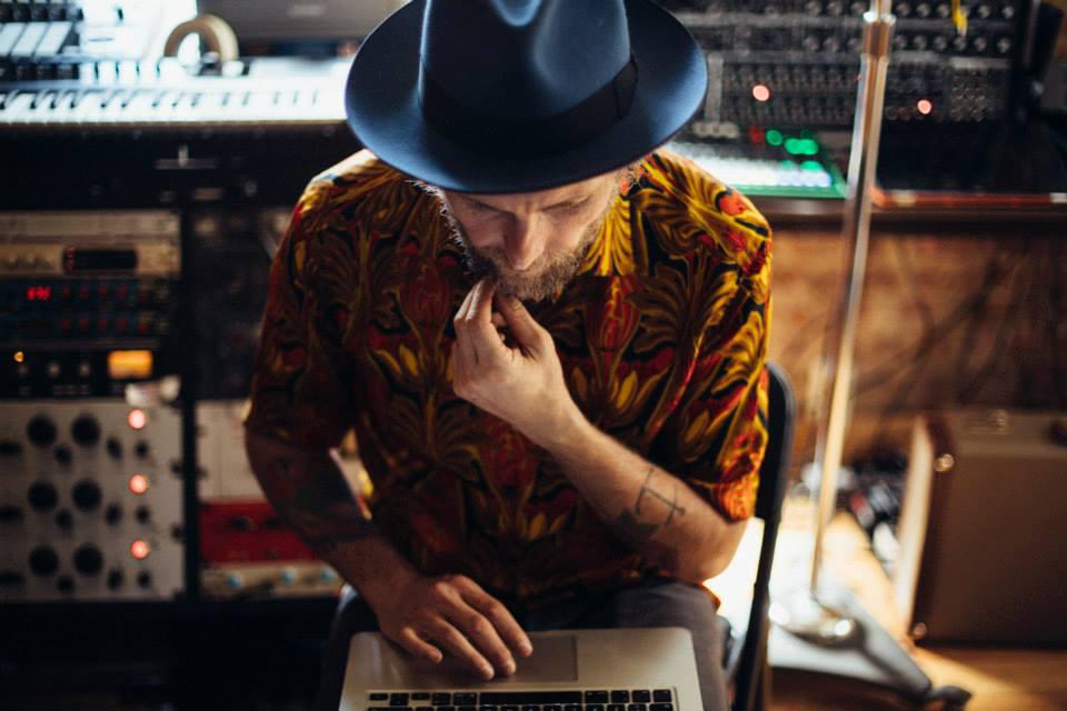 Jovanotti nello studio newyorkese dove sta lavorando al nuovo disco (foto dal profilo facebook dell'artista)