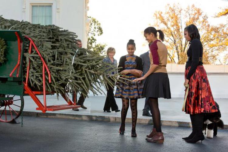 Sasha e Malia Obama con la madre Michelle. (Foto dal sito della Casa Bianca)