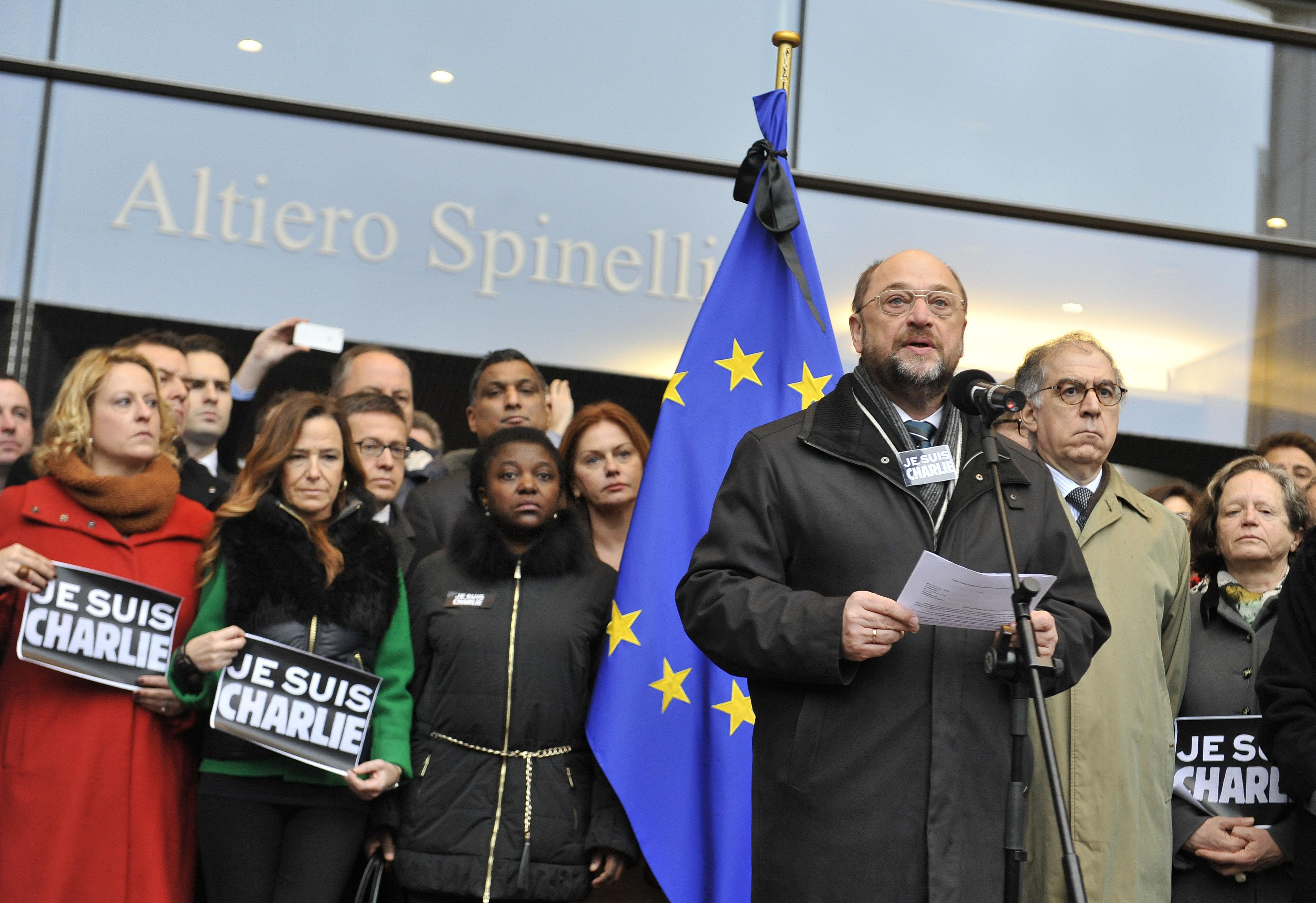 Bruxelles, Martin Schulz con altri membri del Parlamento europeo (Xinhua)