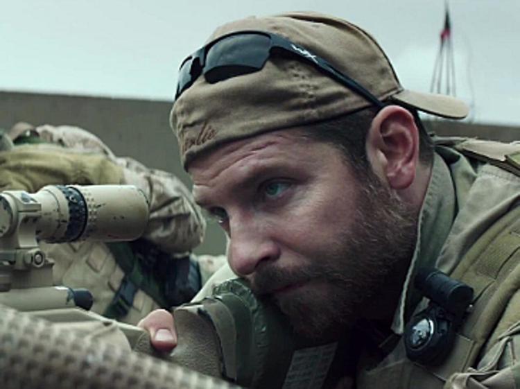 Bradley Cooper in una scena di 'American Sniper'