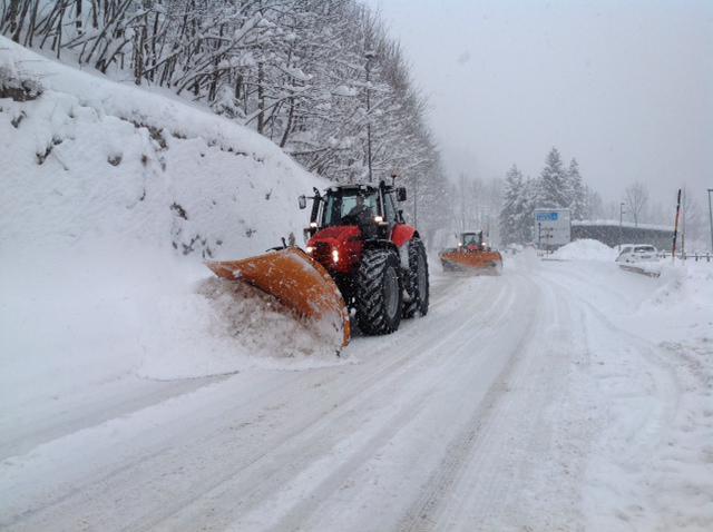 Spazzaneve in azione sulla rete stradale del nord Italia