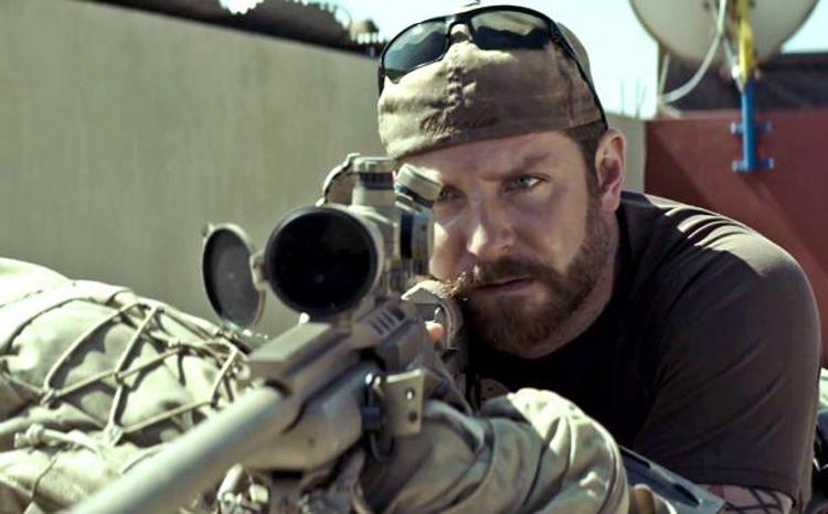 Bradley Cooper in una scena di American Sniper