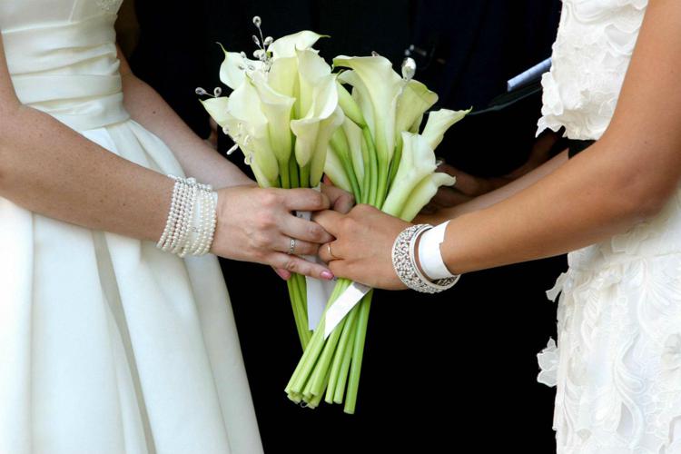 Parroco sposa due donne in veste di sindaco con fascia tricolore