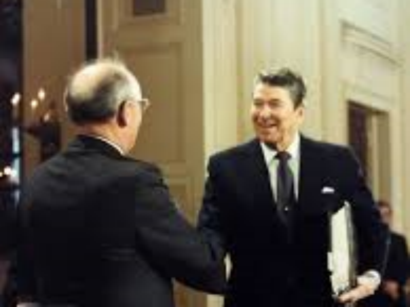 19 novembre 1985, tra il presidente americano Ronald Reagan ed il leader sovietico Mikhail Gorbaciov in occasione del summit di Ginevra, durante il quale concordarono la riduzione del 50% del loro arsenale nucleare (Foto Wikipedia)