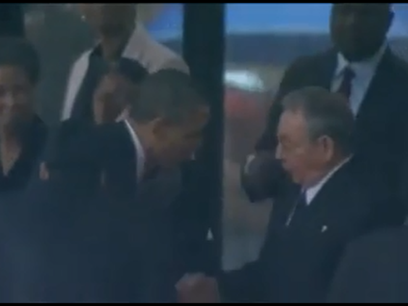 10 dicembre 2013, a Johannesburg, a margine dei funerali di Nelson Mandela, il presidente degli Stati Uniti Barack Obama stringe la mano del presidente cubano Raul Castro