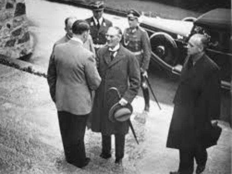 22 settembre 1938, tra il Fuhrer Adolf Hitler ed il premier britannico Neville Chamberlain (Foto Wikipedia)