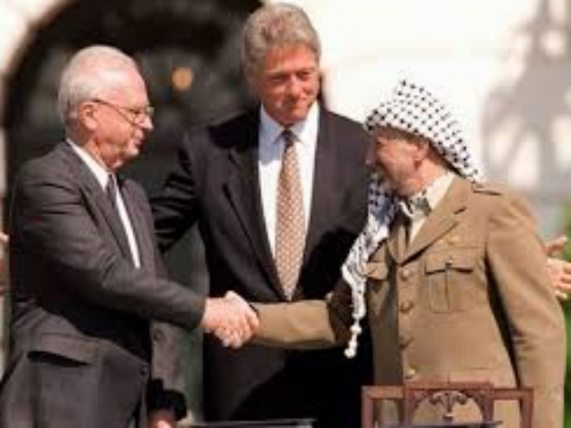 13 settembre 1993, a Washington tra il premier israeliano Ytzhak Rabin ed il leader palestinese Yasser Arafat dopo l'accordo su una Dichiarazione di principi, seguito degli Accordi di Oslo (Foto Wikipedia)