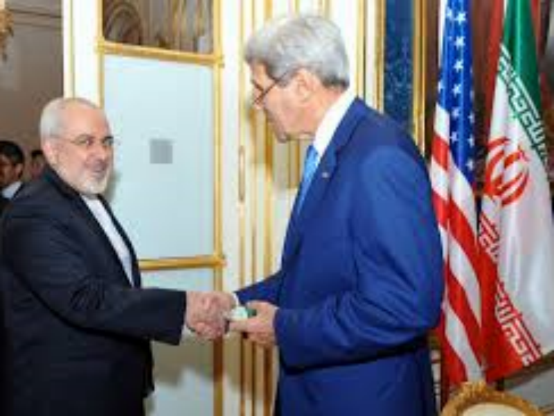 24 novembre 2013, a Ginevra, tra il segretario di Stato americano John Kerry ed il ministro degli Esteri iraniano Javad Zarif, dopo l'accordo sul nucleare e 34 anni di 'gelo' nelle relazioni tra i due Paesi (Foto Wikipedia)