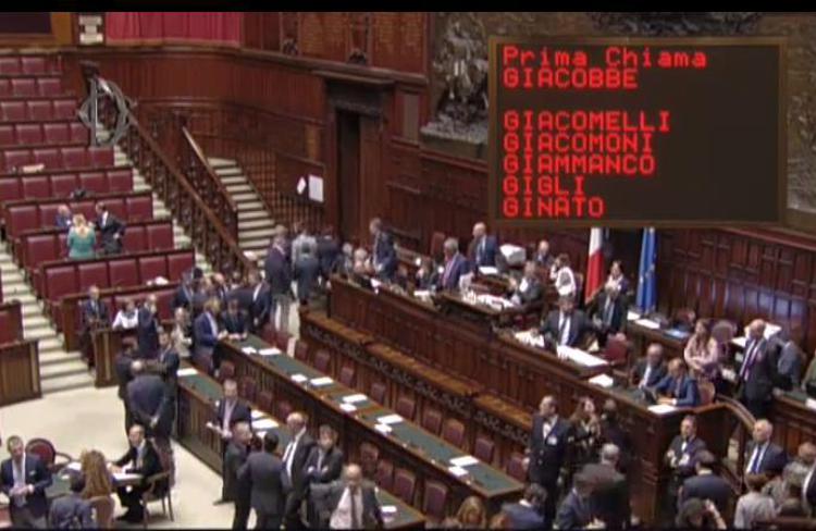 Italicum, governo incassa anche la terza fiducia con 342 sì