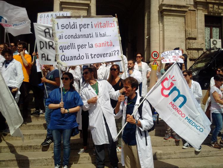 Università: giovani medici in protesta al Miur, specializzazioni in 'stand-by'