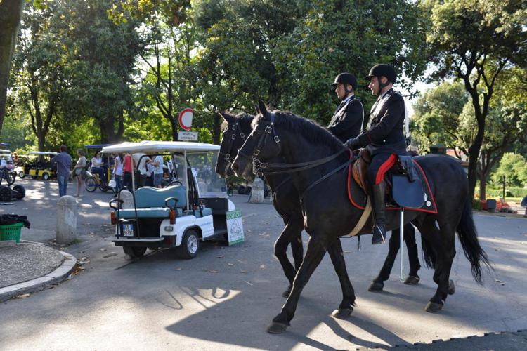 Roma: controlli dei carabinieri nei parchi con le pattuglie a cavallo