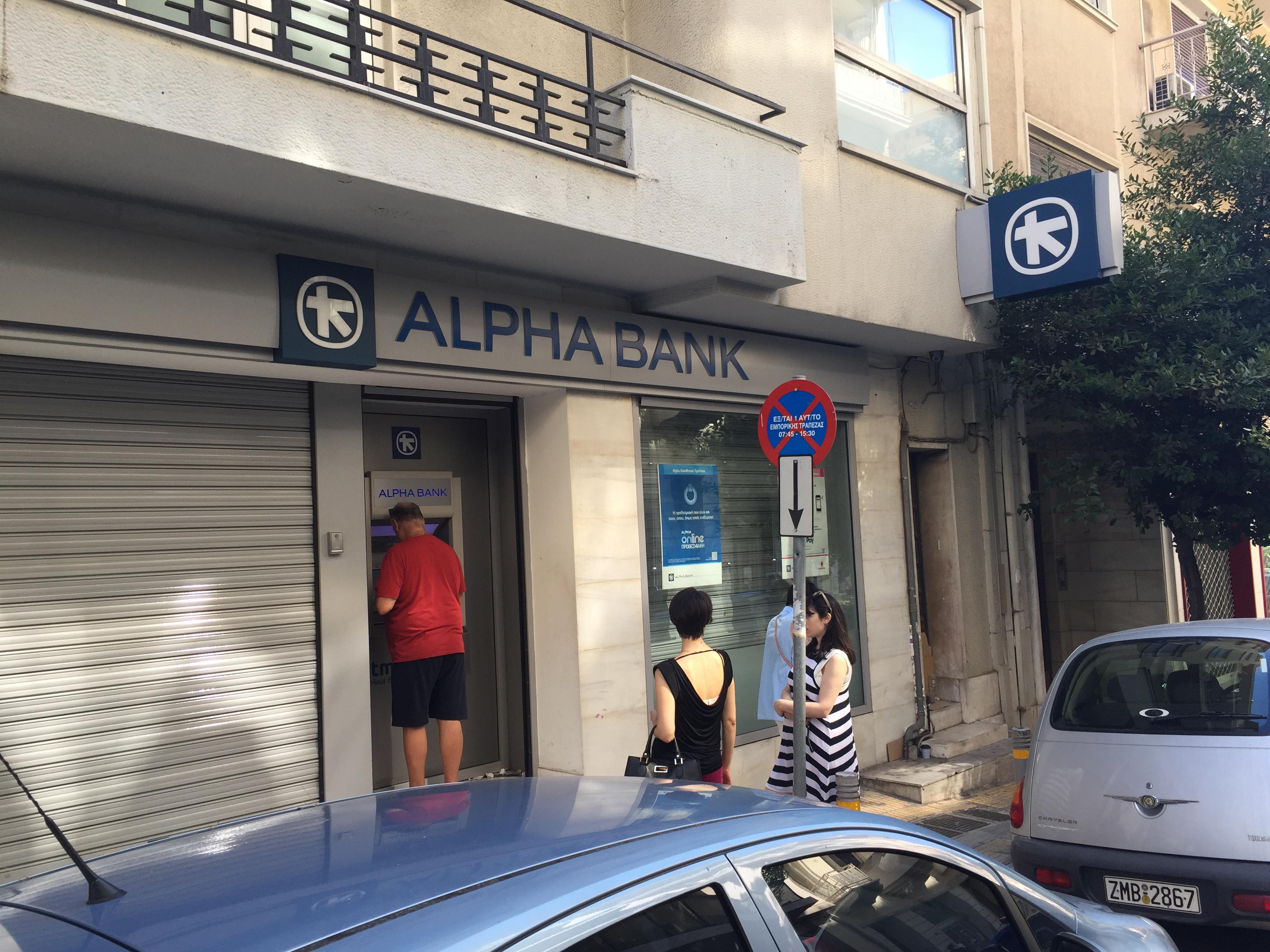 Fila al bancomat  in una via di Atene (Foto Adnkronos)