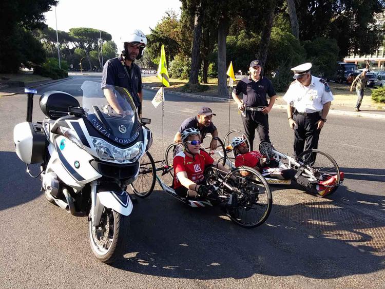 Roma: vigili scortano disabili in handbike diretti all’Expo