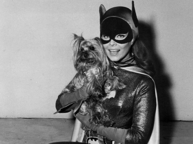 Yvonne Craig nel costume di Batgirl