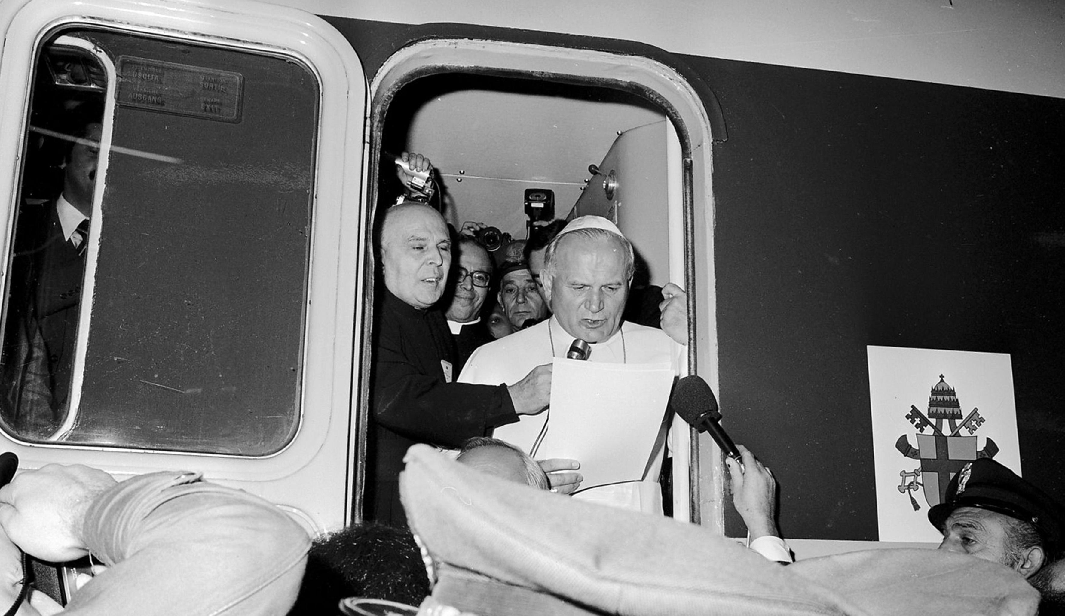 Il treno papale durante la sosta a Roma Termini dove Papa Giovanni Paolo II pronuncia un discorso rivolto idealmente a tutti i viaggiatori di Italia (1979) (Foto Fs italiane)