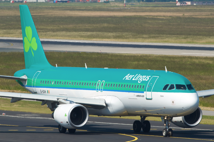 Orrore su volo Aer Lingus: ragazzo morde passeggero e muore