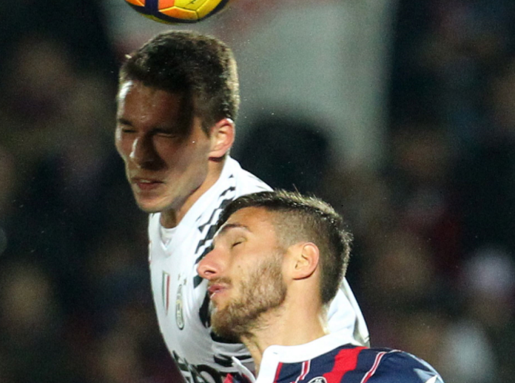 Il difensore del Crotone, Mario Sampirisi in un contrasto aereo con lo juventino Marko Pjaca - Afp