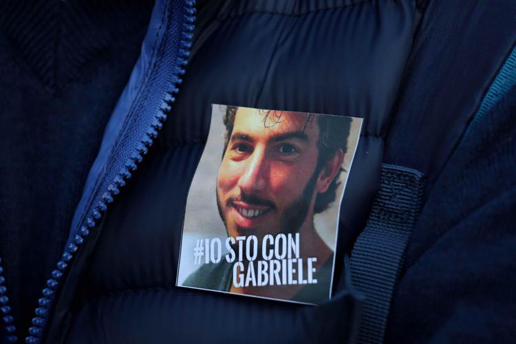 Spilla con la foto del giornalista Gabriele Del Grande (FOTOGRAMMA) - (FOTOGRAMMA)