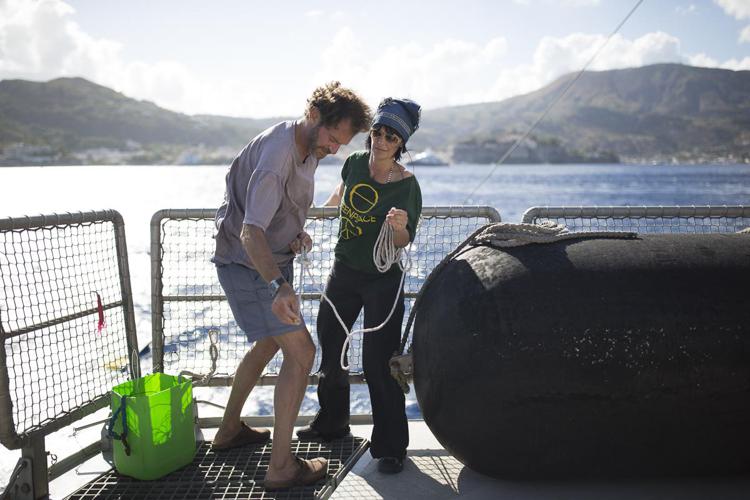 Esperti Greenpeace sulla Rainbow Warrior (Foto Ufficio Stampa Greenpeace) 