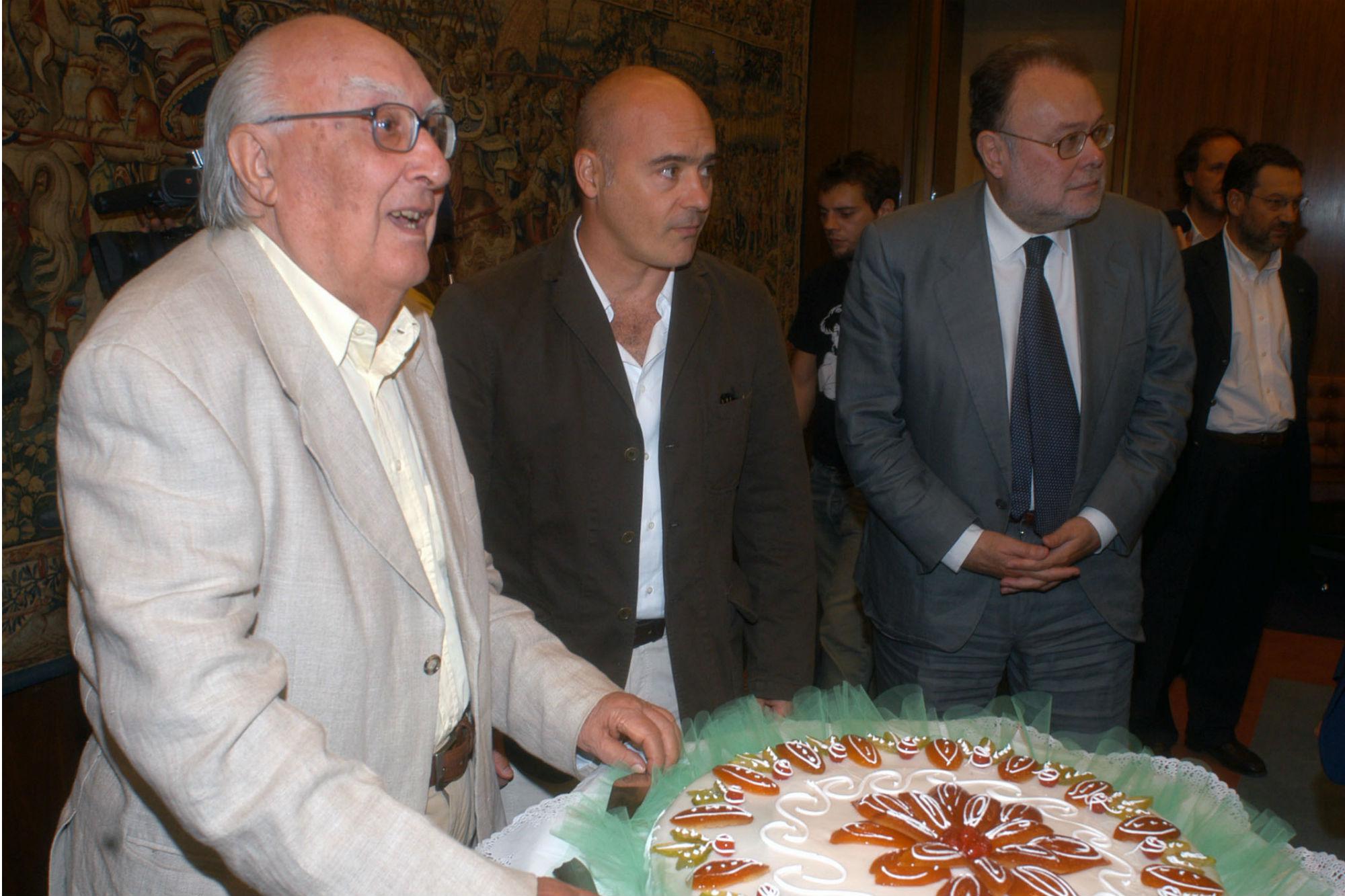 Roma, settembre 2005, presentazione Rai della nuova serie 'Il commissario Montalbano'. Con l'occasione si festeggiano gli 80 anni dello scrittore Andrea Camilleri. Da sinistra, Andrea Camilleri, l'attore Luca Zingaretti e il presidente Rai Claudio Petruccioli