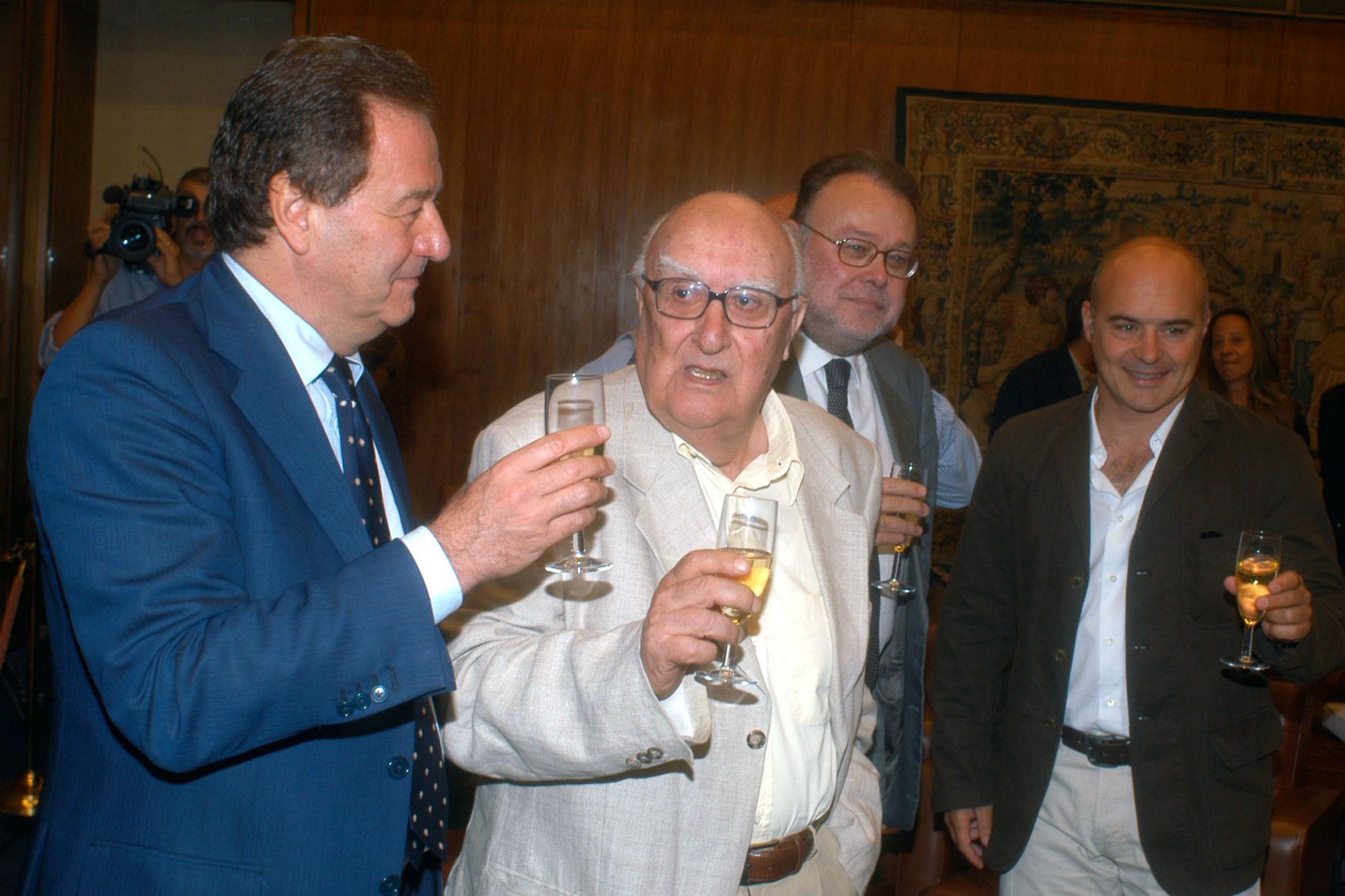 oma, settembre 2005, presentazione Rai della nuova serie 'Il commissario Montalbano'. Con l'occasione si festeggiano gli 80 anni dello scrittore Andrea Camilleri. Da sinistra, il direttore generale Rai Alfredo Meocci, Andrea Camilleri, il presidente Rai Claudio Petruccioli, l'attore Luca Zingaretti