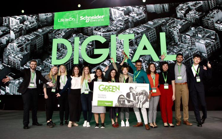 Nella foto: i finalisti dell’edizione 2019 di Go Green, vinta dal Team Aloe-Cell dalla Rajasthan Technical University, in India, che ha inventato delle batterie da 1,5v a base di aloe vera ed estratti di erbe che non hanno impatto ambientale