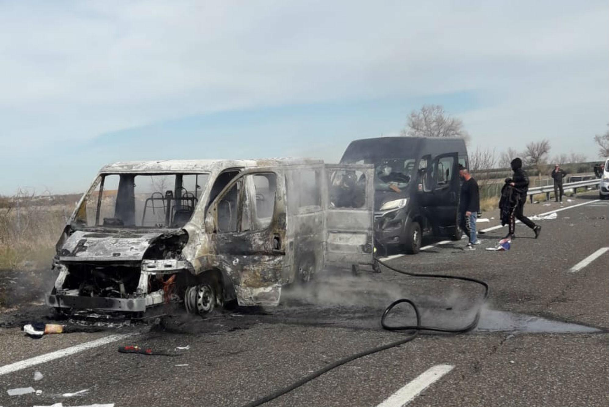 Pullman Tifosi Lecce Bruciato Da Ultras Bari In Autostrada