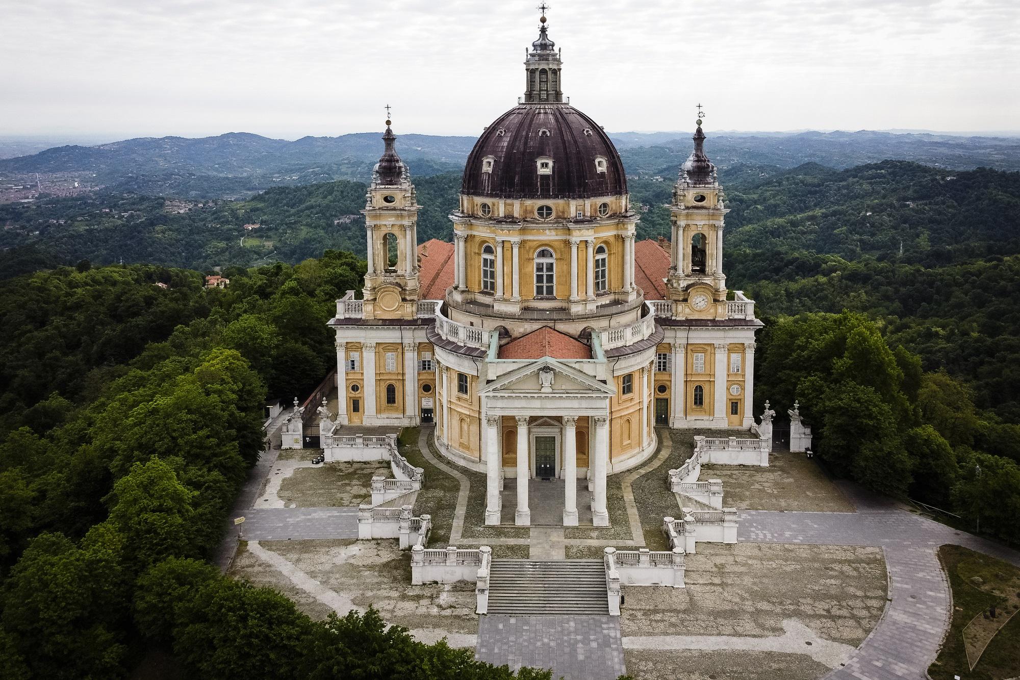 Torino, lastra di piombo pericolante su cupola basilica di Superga