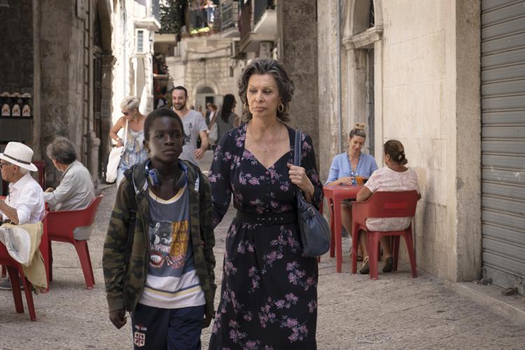 Sophia Loren con Ibrahima Gueye in una scena del film 'La vita davanti a sé'