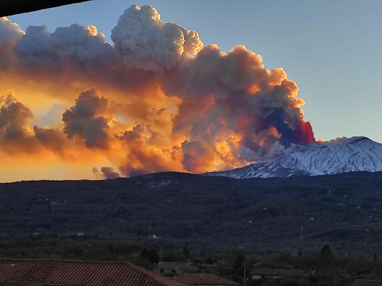 Etna, Catania si ‘sveglia’ coperta dalla cenere