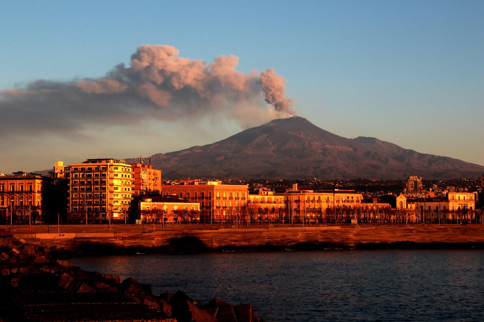 Etna - il vulcano oggi è attivo: cenere da cratere Voragine