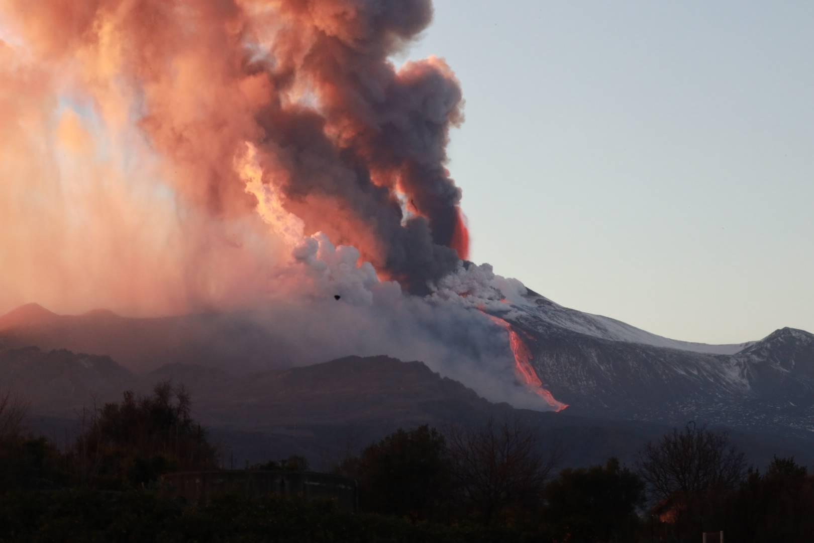 Etna in eruzione - chiusi due settori aeroporto Catania