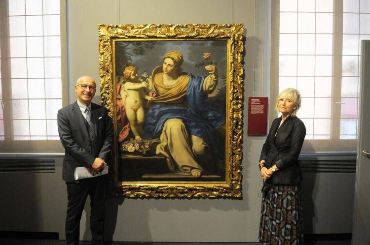 Il vicedirettore generale vicario di Bper Banca Stefano Rossetti e la curatrice Lucia Peruzzi accanto a un quadro della nuova esposizione