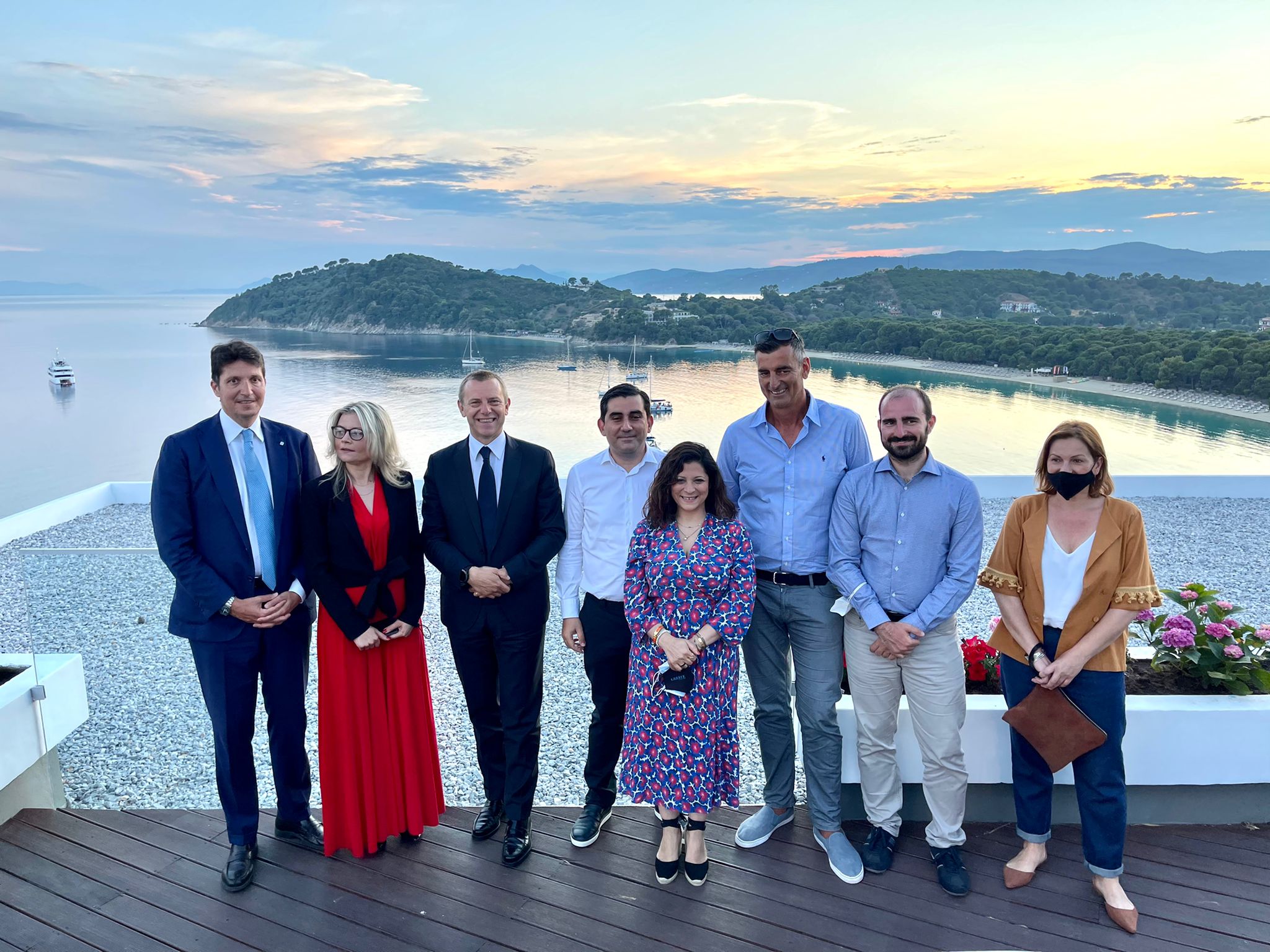 Da sinistra Leonardo Massa, managing director di Msc Crociere, la presidente di Fiavet, Ivana Jelinic, Nicola Bonacchi, vice president international market di Alitalia, il sindaco di Skiathos, Thodoris Tzoumas, la direttrice del turismo ellenico in Italia, Kyriaki Boulasidou, il vicesindaco di Skiathos Diamantis Manthinos, il deputato Marco Rizzone e la direttrice dell'hotel Palace di Skiathos, dove si è tenuto un convengo Fiavet (Adnkronos)