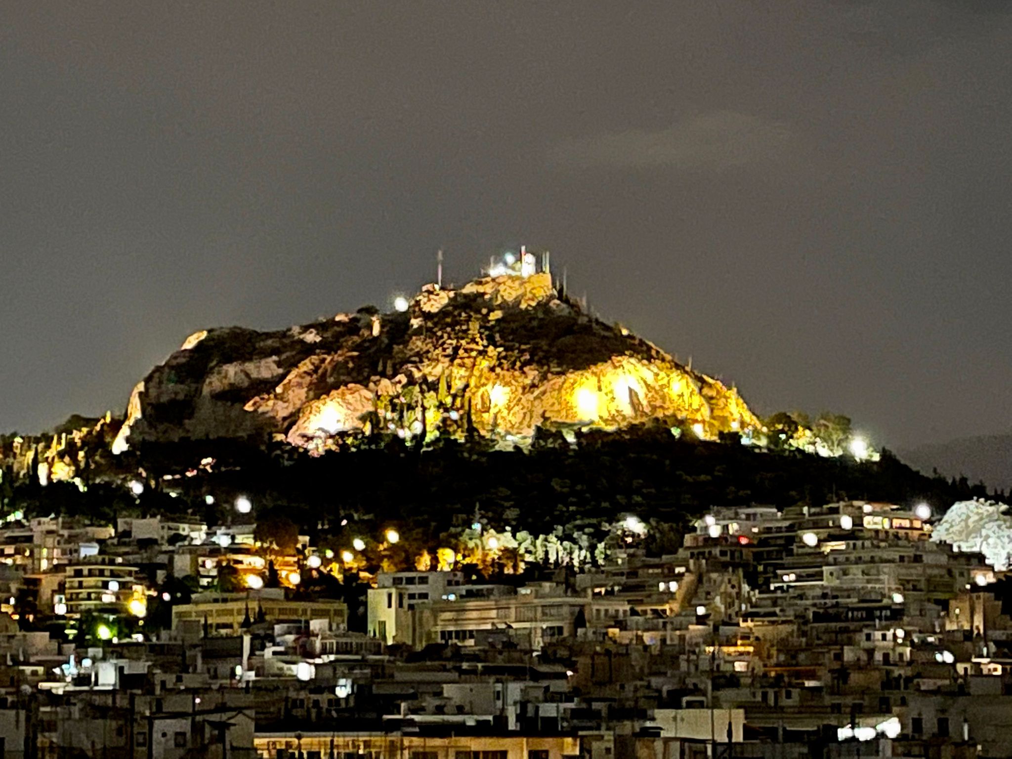 Una veduta notturna di Atene, Grecia (Adnkronos)