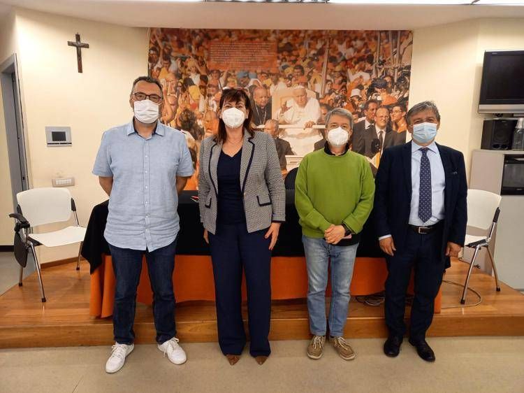 Nella foto, a destra, il Direttore Regionale Marche di BPER Banca, Giuliano Lugli, in visita ai volontari di Ancona